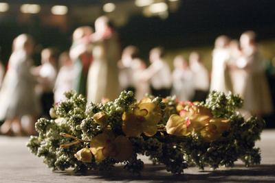 Az idén 65 éves Debreceni Hajdú Táncegyüttes számára mérföldkő volt a Fölszállott a páva, az MTVA és a Hagyományok Háza közös tehetségkutató műsorának döntője. Debrecent, Hajdú-Bihart képviselték, a város, a környék egyként izgult értük. A Debreceni Tavaszi Fesztiválba illesztett gálaműsorukkal köszönetet mondanak-énekelnek- táncolnak az őket támogató közönségnek.-stock-foto