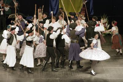 Az idén 65 éves Debreceni Hajdú Táncegyüttes számára mérföldkő volt a Fölszállott a páva, az MTVA és a Hagyományok Háza közös tehetségkutató műsorának döntője. Debrecent, Hajdú-Bihart képviselték, a város, a környék egyként izgult értük. A Debreceni Tavaszi Fesztiválba illesztett gálaműsorukkal köszönetet mondanak-énekelnek- táncolnak az őket támogató közönségnek.-stock-foto