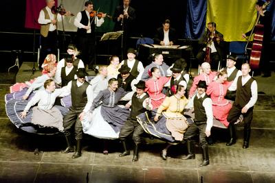 Az idén 65 éves Debreceni Hajdú Táncegyüttes számára mérföldkő volt a Fölszállott a páva, az MTVA és a Hagyományok Háza közös tehetségkutató műsorának döntője. Debrecent, Hajdú-Bihart képviselték, a város, a környék egyként izgult értük. A Debreceni Tavaszi Fesztiválba illesztett gálaműsorukkal köszönetet mondanak-énekelnek- táncolnak az őket támogató közönségnek.-stock-foto