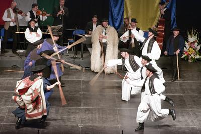 Az idén 65 éves Debreceni Hajdú Táncegyüttes számára mérföldkő volt a Fölszállott a páva, az MTVA és a Hagyományok Háza közös tehetségkutató műsorának döntője. Debrecent, Hajdú-Bihart képviselték, a város, a környék egyként izgult értük. A Debreceni Tavaszi Fesztiválba illesztett gálaműsorukkal köszönetet mondanak-énekelnek- táncolnak az őket támogató közönségnek.-stock-foto