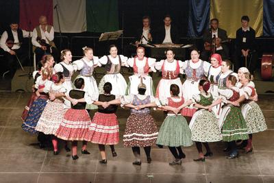 Az idén 65 éves Debreceni Hajdú Táncegyüttes számára mérföldkő volt a Fölszállott a páva, az MTVA és a Hagyományok Háza közös tehetségkutató műsorának döntője. Debrecent, Hajdú-Bihart képviselték, a város, a környék egyként izgult értük. A Debreceni Tavaszi Fesztiválba illesztett gálaműsorukkal köszönetet mondanak-énekelnek- táncolnak az őket támogató közönségnek.-stock-foto