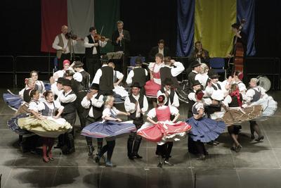 Az idén 65 éves Debreceni Hajdú Táncegyüttes számára mérföldkő volt a Fölszállott a páva, az MTVA és a Hagyományok Háza közös tehetségkutató műsorának döntője. Debrecent, Hajdú-Bihart képviselték, a város, a környék egyként izgult értük. A Debreceni Tavaszi Fesztiválba illesztett gálaműsorukkal köszönetet mondanak-énekelnek- táncolnak az őket támogató közönségnek.-stock-foto