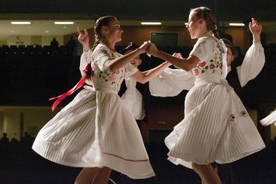 Az idén 65 éves Debreceni Hajdú Táncegyüttes számára mérföldkő volt a Fölszállott a páva, az MTVA és a Hagyományok Háza közös tehetségkutató műsorának döntője. Debrecent, Hajdú-Bihart képviselték, a város, a környék egyként izgult értük. A Debreceni Tavaszi Fesztiválba illesztett gálaműsorukkal köszönetet mondanak-énekelnek- táncolnak az őket támogató közönségnek.-stock-foto