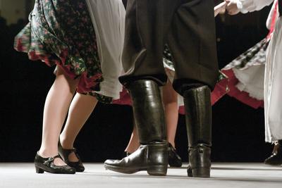 Az idén 65 éves Debreceni Hajdú Táncegyüttes számára mérföldkő volt a Fölszállott a páva, az MTVA és a Hagyományok Háza közös tehetségkutató műsorának döntője. Debrecent, Hajdú-Bihart képviselték, a város, a környék egyként izgult értük. A Debreceni Tavaszi Fesztiválba illesztett gálaműsorukkal köszönetet mondanak-énekelnek- táncolnak az őket támogató közönségnek.-stock-foto