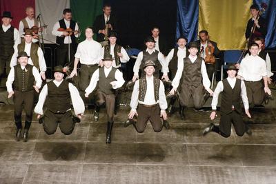 Az idén 65 éves Debreceni Hajdú Táncegyüttes számára mérföldkő volt a Fölszállott a páva, az MTVA és a Hagyományok Háza közös tehetségkutató műsorának döntője. Debrecent, Hajdú-Bihart képviselték, a város, a környék egyként izgult értük. A Debreceni Tavaszi Fesztiválba illesztett gálaműsorukkal köszönetet mondanak-énekelnek- táncolnak az őket támogató közönségnek.-stock-foto