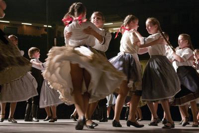 Az idén 65 éves Debreceni Hajdú Táncegyüttes számára mérföldkő volt a Fölszállott a páva, az MTVA és a Hagyományok Háza közös tehetségkutató műsorának döntője. Debrecent, Hajdú-Bihart képviselték, a város, a környék egyként izgult értük. A Debreceni Tavaszi Fesztiválba illesztett gálaműsorukkal köszönetet mondanak-énekelnek- táncolnak az őket támogató közönségnek.-stock-foto