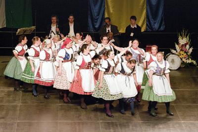 Az idén 65 éves Debreceni Hajdú Táncegyüttes számára mérföldkő volt a Fölszállott a páva, az MTVA és a Hagyományok Háza közös tehetségkutató műsorának döntője. Debrecent, Hajdú-Bihart képviselték, a város, a környék egyként izgult értük. A Debreceni Tavaszi Fesztiválba illesztett gálaműsorukkal köszönetet mondanak-énekelnek- táncolnak az őket támogató közönségnek.-stock-foto