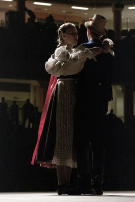 Az idén 65 éves Debreceni Hajdú Táncegyüttes számára mérföldkő volt a Fölszállott a páva, az MTVA és a Hagyományok Háza közös tehetségkutató műsorának döntője. Debrecent, Hajdú-Bihart képviselték, a város, a környék egyként izgult értük. A Debreceni Tavaszi Fesztiválba illesztett gálaműsorukkal köszönetet mondanak-énekelnek- táncolnak az őket támogató közönségnek.-stock-foto