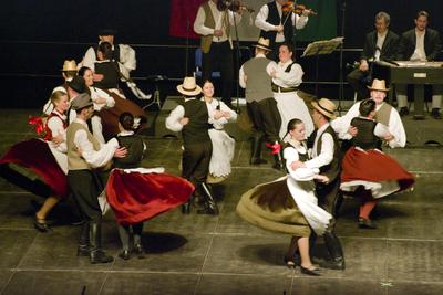 Az idén 65 éves Debreceni Hajdú Táncegyüttes számára mérföldkő volt a Fölszállott a páva, az MTVA és a Hagyományok Háza közös tehetségkutató műsorának döntője. Debrecent, Hajdú-Bihart képviselték, a város, a környék egyként izgult értük. A Debreceni Tavaszi Fesztiválba illesztett gálaműsorukkal köszönetet mondanak-énekelnek- táncolnak az őket támogató közönségnek.-stock-foto