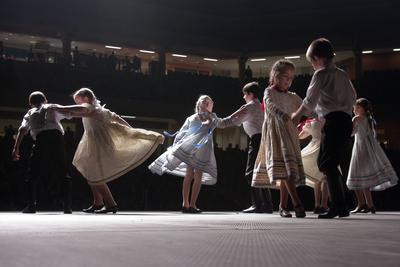 Az idén 65 éves Debreceni Hajdú Táncegyüttes számára mérföldkő volt a Fölszállott a páva, az MTVA és a Hagyományok Háza közös tehetségkutató műsorának döntője. Debrecent, Hajdú-Bihart képviselték, a város, a környék egyként izgult értük. A Debreceni Tavaszi Fesztiválba illesztett gálaműsorukkal köszönetet mondanak-énekelnek- táncolnak az őket támogató közönségnek.-stock-foto