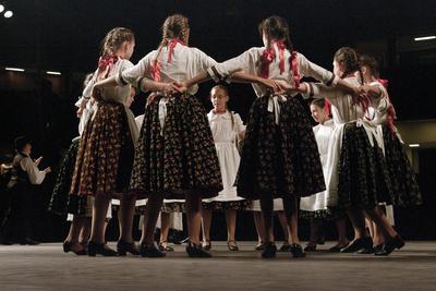 Az idén 65 éves Debreceni Hajdú Táncegyüttes számára mérföldkő volt a Fölszállott a páva, az MTVA és a Hagyományok Háza közös tehetségkutató műsorának döntője. Debrecent, Hajdú-Bihart képviselték, a város, a környék egyként izgult értük. A Debreceni Tavaszi Fesztiválba illesztett gálaműsorukkal köszönetet mondanak-énekelnek- táncolnak az őket támogató közönségnek.-stock-foto