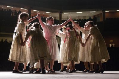 Az idén 65 éves Debreceni Hajdú Táncegyüttes számára mérföldkő volt a Fölszállott a páva, az MTVA és a Hagyományok Háza közös tehetségkutató műsorának döntője. Debrecent, Hajdú-Bihart képviselték, a város, a környék egyként izgult értük. A Debreceni Tavaszi Fesztiválba illesztett gálaműsorukkal köszönetet mondanak-énekelnek- táncolnak az őket támogató közönségnek.-stock-foto