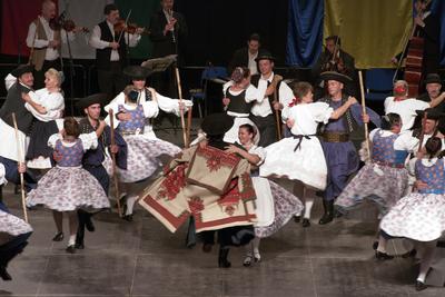 Az idén 65 éves Debreceni Hajdú Táncegyüttes számára mérföldkő volt a Fölszállott a páva, az MTVA és a Hagyományok Háza közös tehetségkutató műsorának döntője. Debrecent, Hajdú-Bihart képviselték, a város, a környék egyként izgult értük. A Debreceni Tavaszi Fesztiválba illesztett gálaműsorukkal köszönetet mondanak-énekelnek- táncolnak az őket támogató közönségnek.-stock-foto