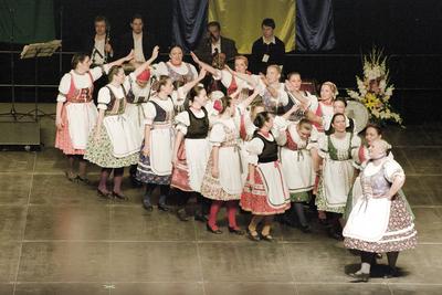 Az idén 65 éves Debreceni Hajdú Táncegyüttes számára mérföldkő volt a Fölszállott a páva, az MTVA és a Hagyományok Háza közös tehetségkutató műsorának döntője. Debrecent, Hajdú-Bihart képviselték, a város, a környék egyként izgult értük. A Debreceni Tavaszi Fesztiválba illesztett gálaműsorukkal köszönetet mondanak-énekelnek- táncolnak az őket támogató közönségnek.-stock-foto