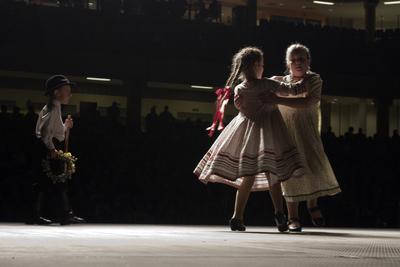 Az idén 65 éves Debreceni Hajdú Táncegyüttes számára mérföldkő volt a Fölszállott a páva, az MTVA és a Hagyományok Háza közös tehetségkutató műsorának döntője. Debrecent, Hajdú-Bihart képviselték, a város, a környék egyként izgult értük. A Debreceni Tavaszi Fesztiválba illesztett gálaműsorukkal köszönetet mondanak-énekelnek- táncolnak az őket támogató közönségnek.-stock-foto