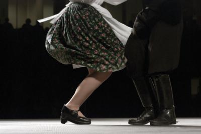 Az idén 65 éves Debreceni Hajdú Táncegyüttes számára mérföldkő volt a Fölszállott a páva, az MTVA és a Hagyományok Háza közös tehetségkutató műsorának döntője. Debrecent, Hajdú-Bihart képviselték, a város, a környék egyként izgult értük. A Debreceni Tavaszi Fesztiválba illesztett gálaműsorukkal köszönetet mondanak-énekelnek- táncolnak az őket támogató közönségnek.-stock-foto