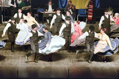 Az idén 65 éves Debreceni Hajdú Táncegyüttes számára mérföldkő volt a Fölszállott a páva, az MTVA és a Hagyományok Háza közös tehetségkutató műsorának döntője. Debrecent, Hajdú-Bihart képviselték, a város, a környék egyként izgult értük. A Debreceni Tavaszi Fesztiválba illesztett gálaműsorukkal köszönetet mondanak-énekelnek- táncolnak az őket támogató közönségnek.-stock-foto