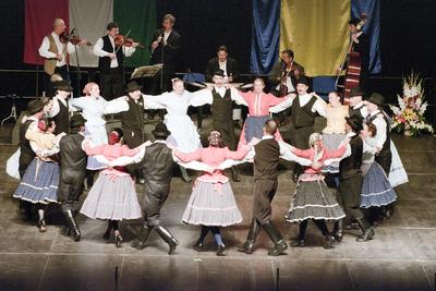 Az idén 65 éves Debreceni Hajdú Táncegyüttes számára mérföldkő volt a Fölszállott a páva, az MTVA és a Hagyományok Háza közös tehetségkutató műsorának döntője. Debrecent, Hajdú-Bihart képviselték, a város, a környék egyként izgult értük. A Debreceni Tavaszi Fesztiválba illesztett gálaműsorukkal köszönetet mondanak-énekelnek- táncolnak az őket támogató közönségnek.-stock-foto