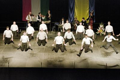 Az idén 65 éves Debreceni Hajdú Táncegyüttes számára mérföldkő volt a Fölszállott a páva, az MTVA és a Hagyományok Háza közös tehetségkutató műsorának döntője. Debrecent, Hajdú-Bihart képviselték, a város, a környék egyként izgult értük. A Debreceni Tavaszi Fesztiválba illesztett gálaműsorukkal köszönetet mondanak-énekelnek- táncolnak az őket támogató közönségnek.-stock-foto