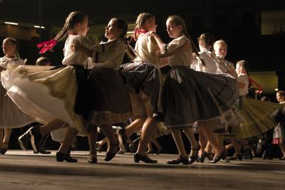 Az idén 65 éves Debreceni Hajdú Táncegyüttes számára mérföldkő volt a Fölszállott a páva, az MTVA és a Hagyományok Háza közös tehetségkutató műsorának döntője. Debrecent, Hajdú-Bihart képviselték, a város, a környék egyként izgult értük. A Debreceni Tavaszi Fesztiválba illesztett gálaműsorukkal köszönetet mondanak-énekelnek- táncolnak az őket támogató közönségnek.-stock-foto