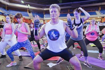 Harmadik alkalommal rendezték meg a debreceni Főnix csarnokban a FŐNIX FITT szabadidő sport rendezvényt, melyre korra, nemre való tekintet nélkül érkeztek a sportolni vágyók! Több szabadidő sportág is képviselte itt magát, és sztár sportolók adták az intuíciókat arra, hogy mit, mennyit és hogyan mozogjon az aki ide ellátogatott, és jó alaposan megizzasztották őket!-stock-foto