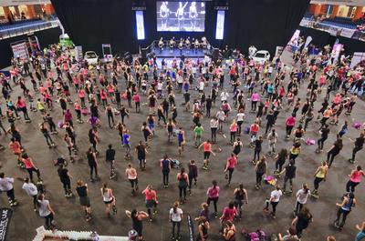 Harmadik alkalommal rendezték meg a debreceni Főnix csarnokban a FŐNIX FITT szabadidő sport rendezvényt, melyre korra, nemre való tekintet nélkül érkeztek a sportolni vágyók! Több szabadidő sportág is képviselte itt magát, és sztár sportolók adták az intuíciókat arra, hogy mit, mennyit és hogyan mozogjon az aki ide ellátogatott, és jó alaposan megizzasztották őket! Sifter Tímea, "Sifi"  fitnesz-, csoportos oktató, mesteredző kangoo jumps edzésén megtöltötték a pástot a "kenguruzni vágyók" !-stock-foto