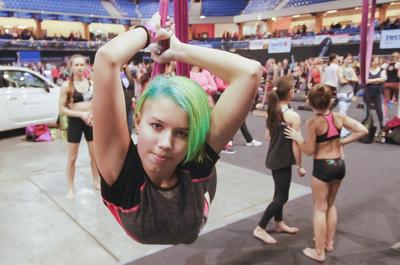 Harmadik alkalommal rendezték meg a debreceni Főnix csarnokban a FŐNIX FITT szabadidő sport rendezvényt, melyre korra, nemre való tekintet nélkül érkeztek a sportolni vágyók! Több szabadidő sportág is képviselte itt magát, és sztár sportolók adták az intuíciókat arra, hogy mit, mennyit és hogyan mozogjon az aki ide ellátogatott, és jó alaposan megizzasztották őket!-stock-foto