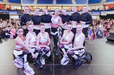 Harmadik alkalommal rendezték meg a debreceni Főnix csarnokban a FŐNIX FITT szabadidő sport rendezvényt, melyre korra, nemre való tekintet nélkül érkeztek a sportolni vágyók! Több szabadidő sportág is képviselte itt magát, és sztár sportolók adták az intuíciókat arra, hogy mit, mennyit és hogyan mozogjon az aki ide ellátogatott, és jó alaposan megizzasztották őket! Sifter Tímea, "Sifi"  fitnesz-, csoportos oktató, mesteredző kangoo jumps edzésén megtöltötték a pástot a "kenguruzni vágyók" !-stock-foto