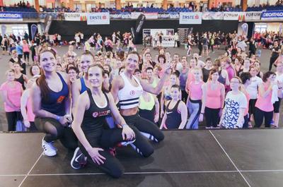 Harmadik alkalommal rendezték meg a debreceni Főnix csarnokban a FŐNIX FITT szabadidő sport rendezvényt, melyre korra, nemre való tekintet nélkül érkeztek a sportolni vágyók! Több szabadidő sportág is képviselte itt magát, és sztár sportolók adták az intuíciókat arra, hogy mit, mennyit és hogyan mozogjon az aki ide ellátogatott, és jó alaposan megizzasztották őket!-stock-foto