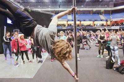 Harmadik alkalommal rendezték meg a debreceni Főnix csarnokban a FŐNIX FITT szabadidő sport rendezvényt, melyre korra, nemre való tekintet nélkül érkeztek a sportolni vágyók! Több szabadidő sportág is képviselte itt magát, és sztár sportolók adták az intuíciókat arra, hogy mit, mennyit és hogyan mozogjon az aki ide ellátogatott, és jó alaposan megizzasztották őket!-stock-foto