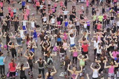 Harmadik alkalommal rendezték meg a debreceni Főnix csarnokban a FŐNIX FITT szabadidő sport rendezvényt, melyre korra, nemre való tekintet nélkül érkeztek a sportolni vágyók! Több szabadidő sportág is képviselte itt magát, és sztár sportolók adták az intuíciókat arra, hogy mit, mennyit és hogyan mozogjon az aki ide ellátogatott, és jó alaposan megizzasztották őket! Sifter Tímea, "Sifi"  fitnesz-, csoportos oktató, mesteredző kangoo jumps edzésén megtöltötték a pástot a "kenguruzni vágyók" !-stock-foto