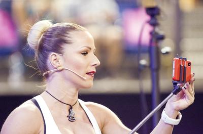 Harmadik alkalommal rendezték meg a debreceni Főnix csarnokban a FŐNIX FITT szabadidő sport rendezvényt, melyre korra, nemre való tekintet nélkül érkeztek a sportolni vágyók! Több szabadidő sportág is képviselte itt magát, és sztár sportolók adták az intuíciókat arra, hogy mit, mennyit és hogyan mozogjon az aki ide ellátogatott, és jó alaposan megizzasztották őket! Sifter Tímea, "Sifi"  fitnesz-, csoportos oktató, mesteredző kangoo jumps edzésén megtöltötték a pástot a "kenguruzni vágyók" !-stock-foto