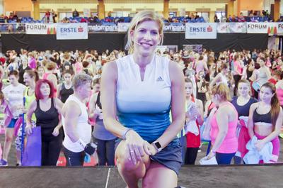 Harmadik alkalommal rendezték meg a debreceni Főnix csarnokban a FŐNIX FITT szabadidő sport rendezvényt, melyre korra, nemre való tekintet nélkül érkeztek a sportolni vágyók! Több szabadidő sportág is képviselte itt magát, és sztár sportolók adták az intuíciókat arra, hogy mit, mennyit és hogyan mozogjon az aki ide ellátogatott, és jó alaposan megizzasztották őket! Béres Alexandra Fitnesz Európa és Világbajnok edzését több százan csinálták végig vele.-stock-foto