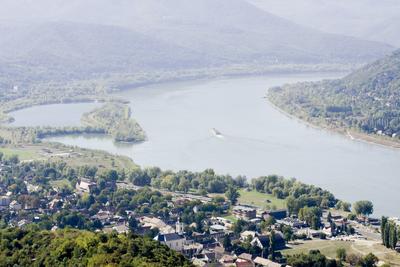 A visegrádi vár erődítmény a Dunakanyarban, Visegrád városában. A Visegrádi-hegység magas sziklacsúcsától egészen a Duna partjáig húzódik. A középkorban fontos reprezentatív szerepe volt, hiszen a magyar királyok egyik leggazdagabb palotája állt itt, emellett politikai és hadászati jelentősége sem volt elhanyagolható-stock-foto