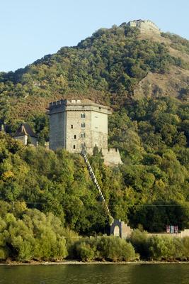 A visegrádi vár erődítmény a Dunakanyarban, Visegrád városában. A Visegrádi-hegység magas sziklacsúcsától egészen a Duna partjáig húzódik. A középkorban fontos reprezentatív szerepe volt, hiszen a magyar királyok egyik leggazdagabb palotája állt itt, emellett politikai és hadászati jelentősége sem volt elhanyagolható-stock-foto