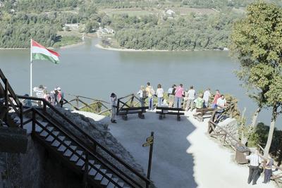 A visegrádi vár erődítmény a Dunakanyarban, Visegrád városában. A Visegrádi-hegység magas sziklacsúcsától egészen a Duna partjáig húzódik. A középkorban fontos reprezentatív szerepe volt, hiszen a magyar királyok egyik leggazdagabb palotája állt itt, emellett politikai és hadászati jelentősége sem volt elhanyagolható-stock-foto