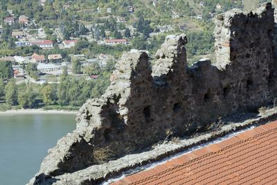 A visegrádi vár erődítmény a Dunakanyarban, Visegrád városában. A Visegrádi-hegység magas sziklacsúcsától egészen a Duna partjáig húzódik. A középkorban fontos reprezentatív szerepe volt, hiszen a magyar királyok egyik leggazdagabb palotája állt itt, emellett politikai és hadászati jelentősége sem volt elhanyagolható-stock-foto