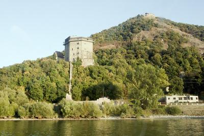 A visegrádi vár erődítmény a Dunakanyarban, Visegrád városában. A Visegrádi-hegység magas sziklacsúcsától egészen a Duna partjáig húzódik. A középkorban fontos reprezentatív szerepe volt, hiszen a magyar királyok egyik leggazdagabb palotája állt itt, emellett politikai és hadászati jelentősége sem volt elhanyagolható-stock-foto