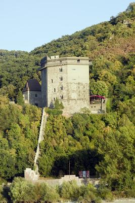 A visegrádi vár erődítmény a Dunakanyarban, Visegrád városában. A Visegrádi-hegység magas sziklacsúcsától egészen a Duna partjáig húzódik. A középkorban fontos reprezentatív szerepe volt, hiszen a magyar királyok egyik leggazdagabb palotája állt itt, emellett politikai és hadászati jelentősége sem volt elhanyagolható-stock-foto