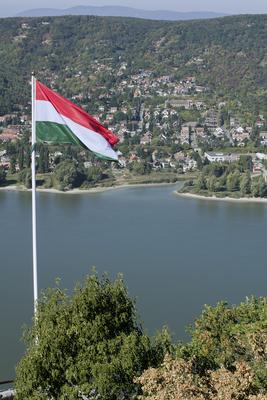 A visegrádi vár erődítmény a Dunakanyarban, Visegrád városában. A Visegrádi-hegység magas sziklacsúcsától egészen a Duna partjáig húzódik. A középkorban fontos reprezentatív szerepe volt, hiszen a magyar királyok egyik leggazdagabb palotája állt itt, emellett politikai és hadászati jelentősége sem volt elhanyagolható-stock-foto