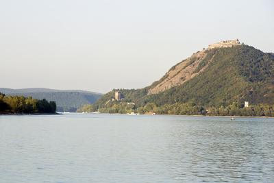 A visegrádi vár erődítmény a Dunakanyarban, Visegrád városában. A Visegrádi-hegység magas sziklacsúcsától egészen a Duna partjáig húzódik. A középkorban fontos reprezentatív szerepe volt, hiszen a magyar királyok egyik leggazdagabb palotája állt itt, emellett politikai és hadászati jelentősége sem volt elhanyagolható-stock-foto