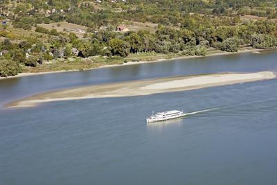 A visegrádi vár erődítmény a Dunakanyarban, Visegrád városában. A Visegrádi-hegység magas sziklacsúcsától egészen a Duna partjáig húzódik. A középkorban fontos reprezentatív szerepe volt, hiszen a magyar királyok egyik leggazdagabb palotája állt itt, emellett politikai és hadászati jelentősége sem volt elhanyagolható-stock-foto