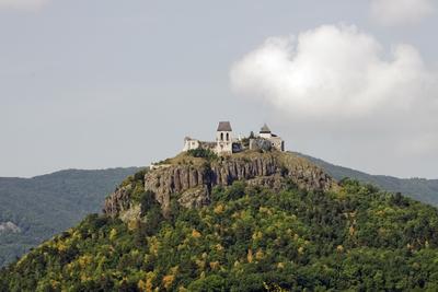 A füzéri vár középkori vár, amely Füzér település közvetlen közelében emelkedő vulkanikus eredetű hegyen áll.-stock-foto