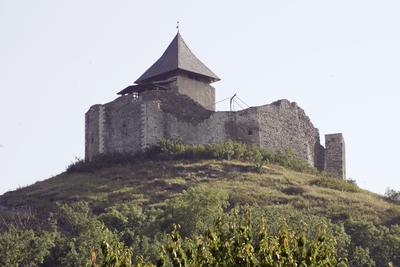 A füzéri vár középkori vár, amely Füzér település közvetlen közelében emelkedő vulkanikus eredetű hegyen áll.-stock-foto