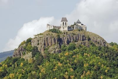 A füzéri vár középkori vár, amely Füzér település közvetlen közelében emelkedő vulkanikus eredetű hegyen áll.-stock-foto
