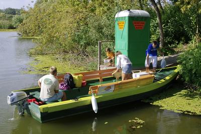 MADÁRBAN GAZDAG TISZATAVI VIZISÉTÁNY ÉS TANÖSVÉNY Poroszlóról Tiszafüred felé tartva a nagy híd előtt a Fűzfa Panziónál kell lekenyarodni és  poroszlói parttól 500 m- re van. Ide a kikőtőből induló motorcsónakokkal visznek be, ha elég látogató összegyűlik, de fél óránál tovább nem kell várni.-stock-foto