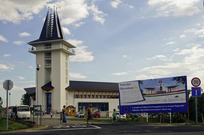 MADÁRBAN GAZDAG TISZATAVI VIZISÉTÁNY ÉS TANÖSVÉNY Poroszlóról Tiszafüred felé tartva a nagy híd előtt a Fűzfa Panziónál kell lekenyarodni és  poroszlói parttól 500 m- re van. Ide a kikőtőből induló motorcsónakokkal visznek be, ha elég látogató összegyűlik, de fél óránál tovább nem kell várni.-stock-foto