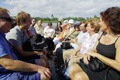 MADÁRBAN GAZDAG TISZATAVI VIZISÉTÁNY ÉS TANÖSVÉNY Poroszlóról Tiszafüred felé tartva a nagy híd előtt a Fűzfa Panziónál kell lekenyarodni és  poroszlói parttól 500 m- re van. Ide a kikőtőből induló motorcsónakokkal visznek be, ha elég látogató összegyűlik, de fél óránál tovább nem kell várni.-stock-foto