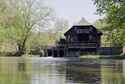 A túristvándi vízimalom a Szabolcs-Szatmár-Bereg megyei Túristvándiban található, a Túr egyik ágán (Öreg-Túr). A műemlék, még működőképes vízimalom ma múzeumként funkcionál és egész évben látogatható-stock-foto