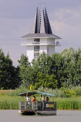MADÁRBAN GAZDAG TISZATAVI VIZISÉTÁNY ÉS TANÖSVÉNY Poroszlóról Tiszafüred felé tartva a nagy híd előtt a Fűzfa Panziónál kell lekenyarodni és  poroszlói parttól 500 m- re van. Ide a kikőtőből induló motorcsónakokkal visznek be, ha elég látogató összegyűlik, de fél óránál tovább nem kell várni.-stock-foto